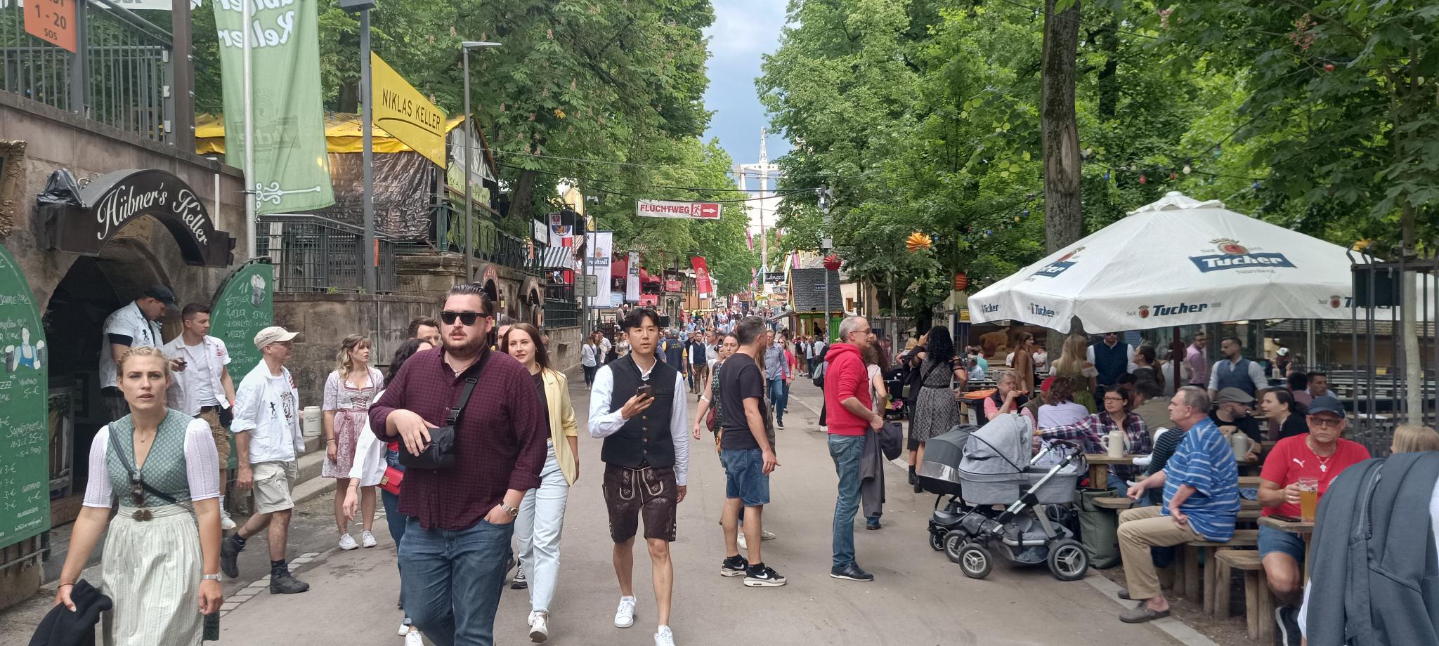  Die ersten Bilder von der Bergkirchweih 2024: So startete der Auftakt 